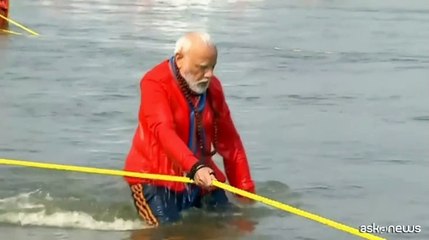 Il premier Modi fa il bagno al grande pellegrinaggio ind?