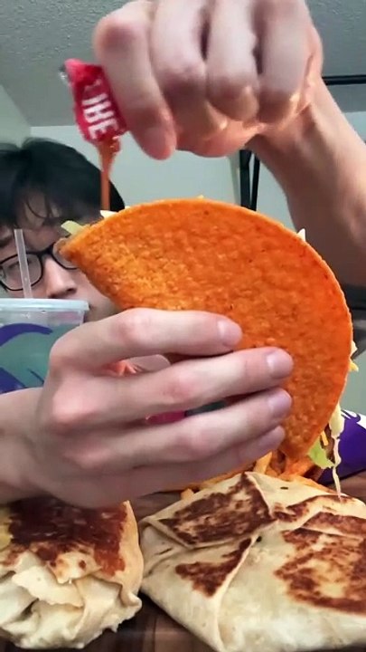 Follow for more ASMR videos🌮🍟 Credits: @samw_k3 #mukbang #asmr #fastfood #asmreating