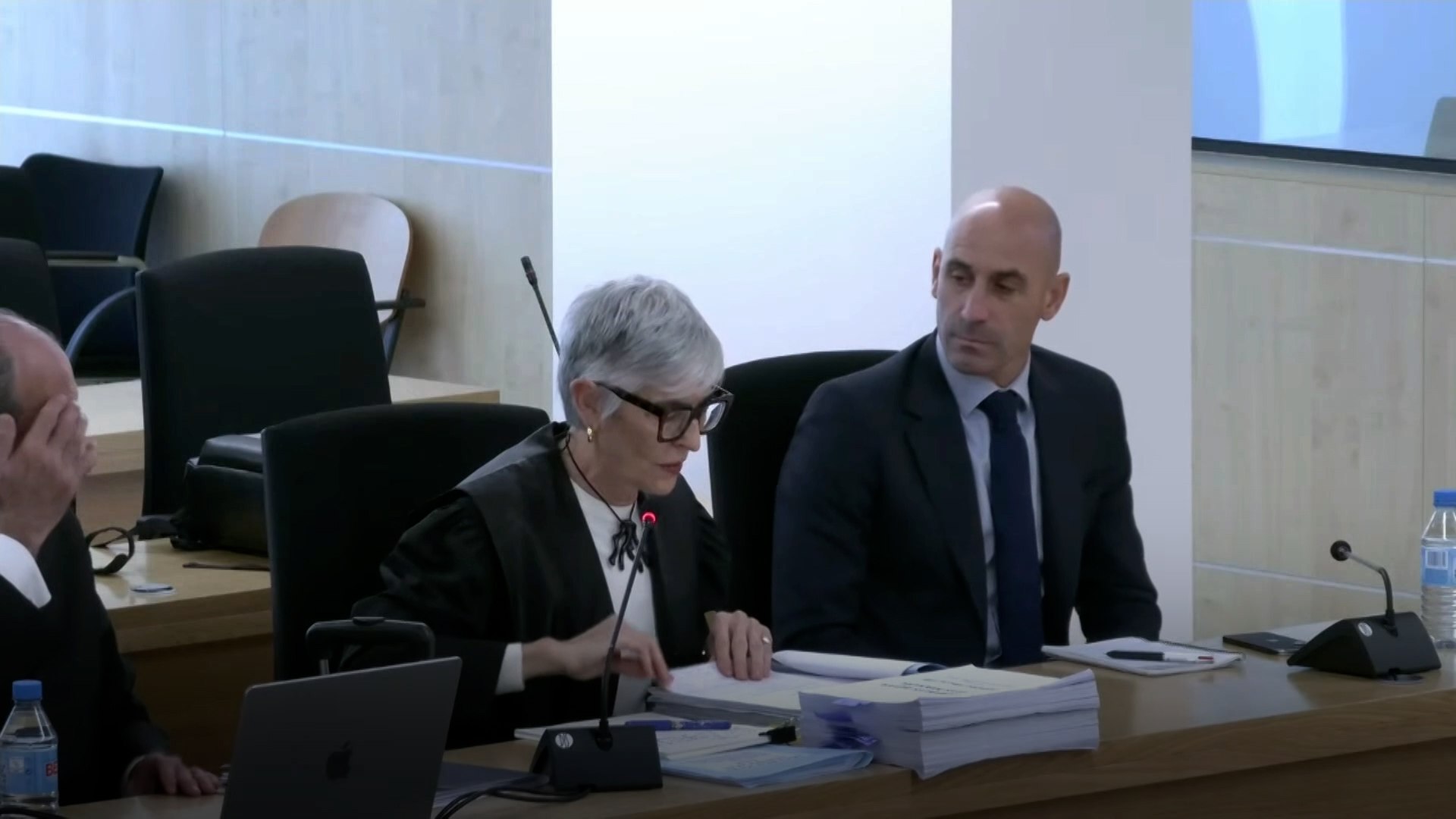 El expresidente de la Real Federaci�n Espa�ola de F�tbol (RFEF), Luis Rubiales, ha decidido renunciar a que sus hijas testifiquen en el juicio en el que se enfrenta a una posible condena de dos a�os y medio de prisi�n por el beso que dio a Jenni Hermoso tras la final del Mundial en agosto de 2023, un beso que la jugadora asegura que no consinti�.

La tercera jornada del juicio, que tambi�n involucra a otros tres ex altos cargos de la RFEF, comenz� con el anuncio de la abogada de Rubiales, Olga Tubau. La letrada inform� que su defendido ha optado por renunciar a que sus hijas declaren ante la Audiencia Nacional en este caso, lo que marca un giro en la estrategia de defensa.