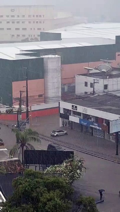 Mangabeiras amanhece com ruas alagadas após chuvas intensas na capital