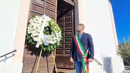 Addio all'Aga Khan, l'omaggio del sindaco di Arzachena davanti alla chiesa di Santa Lucia