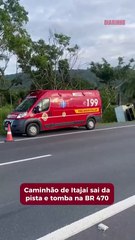 Caminhão sai da pista e tomba na BR 470