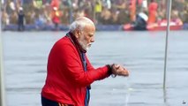 पीएम मोदी ने संगम में लगाई आस्था की डुबकी