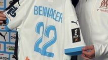 Marseille - Ismaël Bennacer, présenté à la presse, pose avec son maillot de l'OM