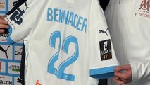 Bennacer, présenté à la presse, pose avec son maillot