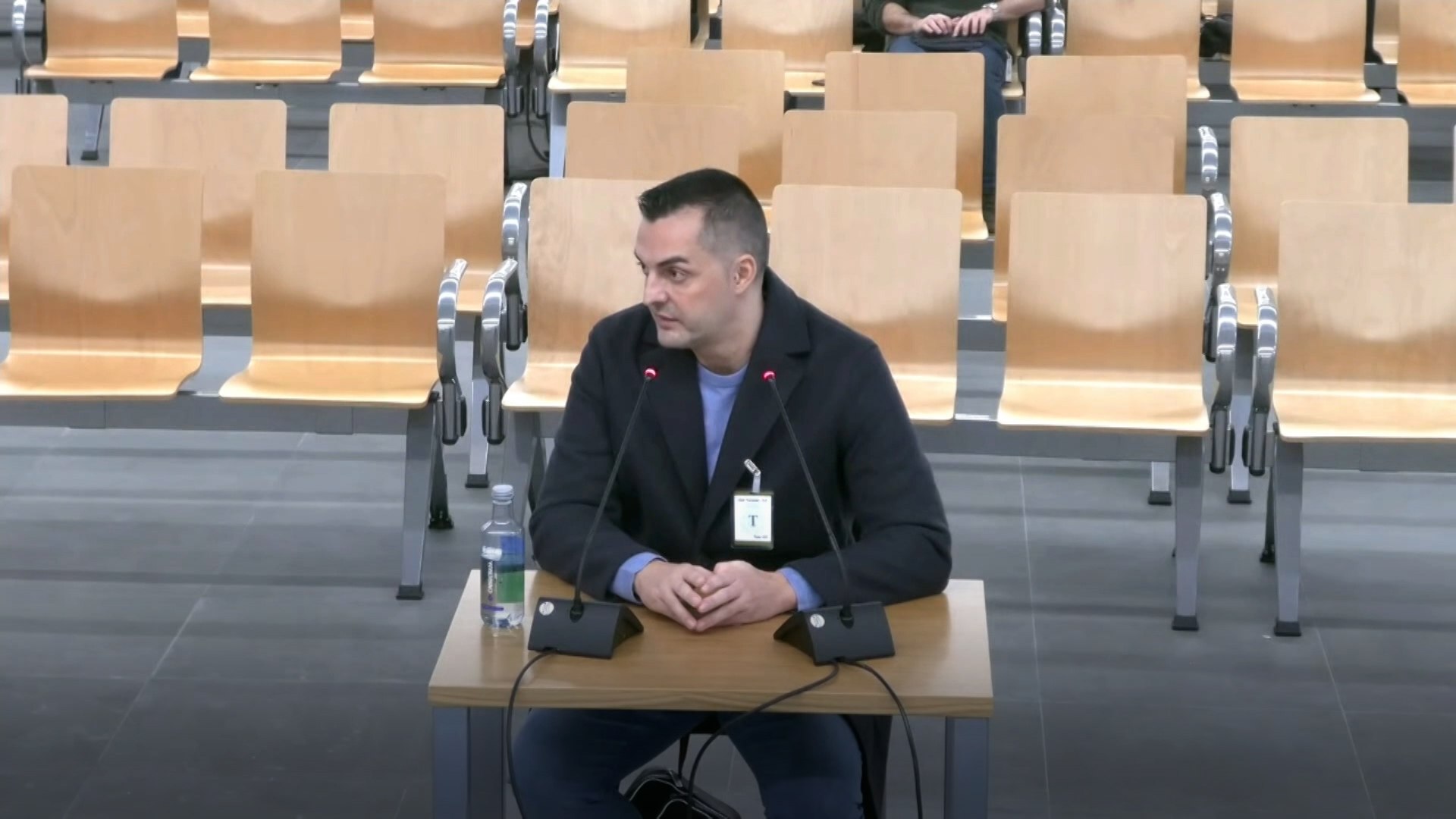 Rafael Hermoso, hermano de Jennifer Hermoso, ha declarado este mi�rcoles en el juicio por el beso de Luis Rubiales que su hermana recibi� presiones para minimizar el incidente. En su testimonio, relat� un episodio ocurrido en el avi�n de regreso a Espa�a desde S�dney, en el que el seleccionador femenino, Jorge Vilda, se acerc� a hablar con �l.

Seg�n Hermoso, Vilda comenz� la conversaci�n con un tono de "peloteo", destacando lo bien que hab�a jugado Jennifer en el Mundial. Sin embargo, r�pidamente cambi� de tema para abordar el beso de Rubiales, calific�ndolo como algo "consentido" y "una nimiedad". Adem�s, le transmiti� que las hijas de Rubiales estaban llorando y que �l estaba preocupado, ya que cre�a que su puesto podr�a estar en peligro. Estas fueron las palabras textuales que Rafael Hermoso asegur� escuchar de Vilda.