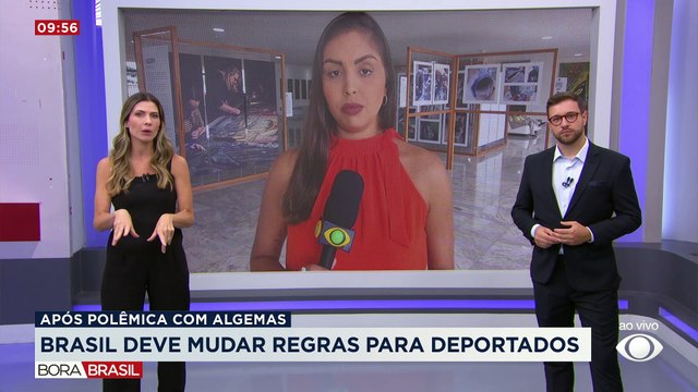 Voo com brasileiros deportados deve chegar em Fortaleza após polêmica com algemas