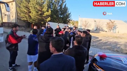 Mardin'de Futbolcular, Düğün Konvoyunda Çiftetelli Oynadı