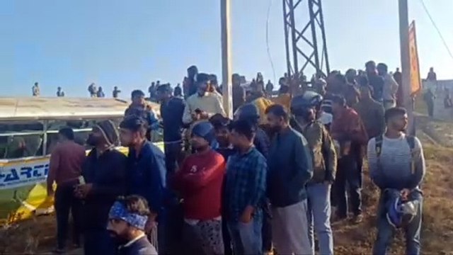 स्कूली बस के ब्रेक फेल: पलटी बस के नीचे दबने से एक छात्रा की मौत, 9 बच्चे गंभीर घायल