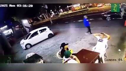 Momento en que asaltan a clientes de negocio en la avenida Tiradentes