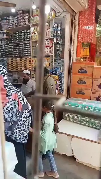 یہ نوسرباز کہیں نظر آۓ اسے پولیس کے حوالے کریں۔ یہ پیسے مانگنے والا کوٸی پیر فقیر اور ملنگ بابا نہیں ہے۔ دوکانداروں اسے پیر فقیر سمجھ کر اس کی باتوں میں آجاتے ہیں اور ہزاروں کا نقصان کر بیٹھتے ہیں ویڈیو کے آخر میں دیکھیں کہ کس طرح یہ یہ نوسرباز دوکاندار س