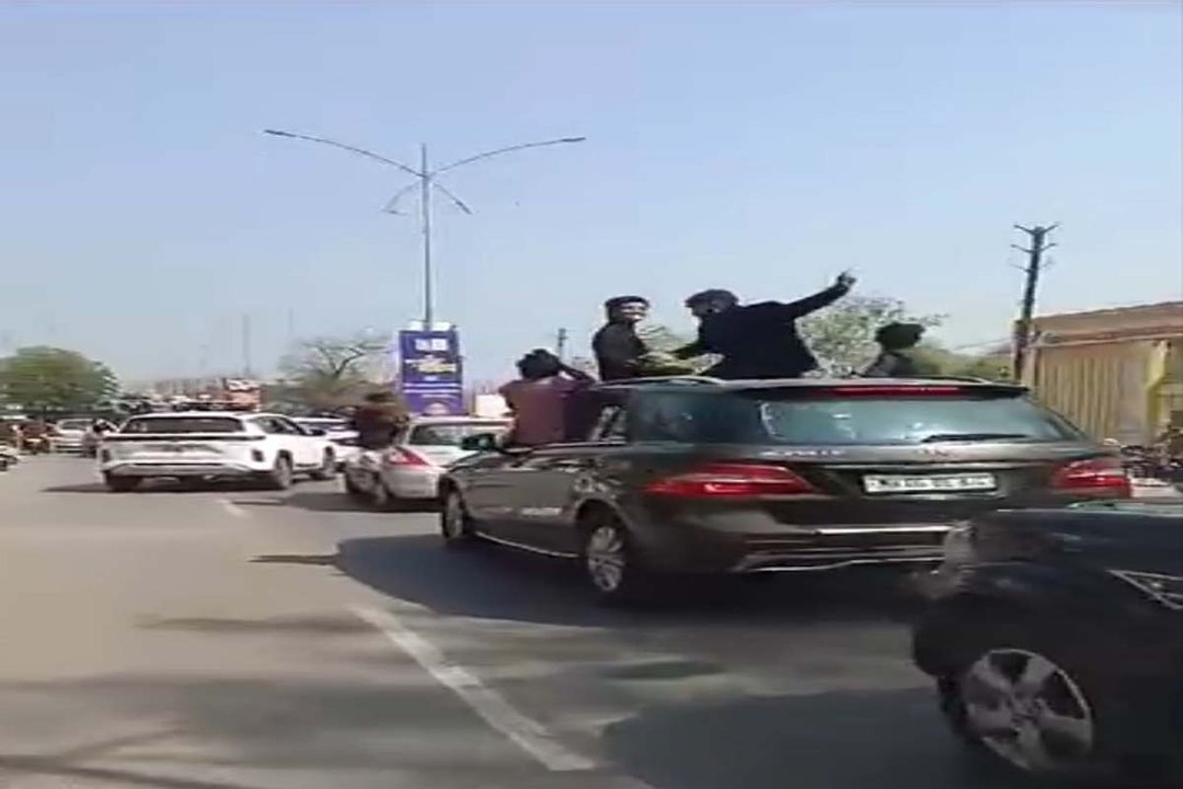 सीहोर में छात्रों ने बोनट पर बैठकर निकाली रैली