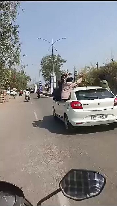 सीहोर में छात्रों ने बोनट पर बैठकर निकाली रैली