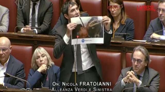 Fratoianni mostra la foto di una bambina alla Camera: «È stata torturata da Almasri, il ministro Nordio che dice?»