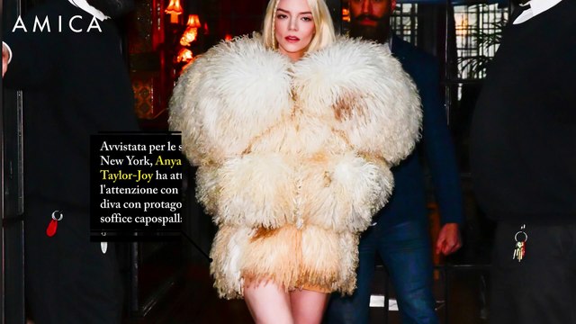 A tutto shearling: il look di Anya Taylor-Joy
