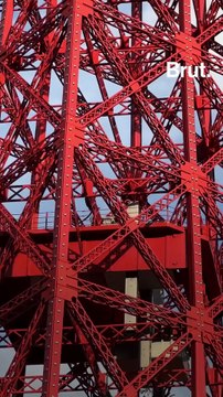 Ils fabriquent une tour Eiffel en famille