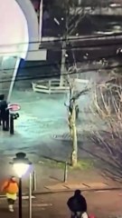 Las cámaras de seguridad muestran a hombres armados en la estación de metro de Bruselas