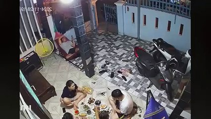 TRY NOT TO LAUGH 🤣🤣 Best Funny Videos compilation - Fails & Hilarious Mome(3)