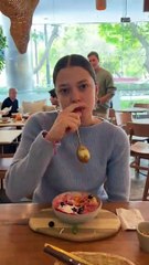 Girl films her boyfriend surprising her sister after a long time apart