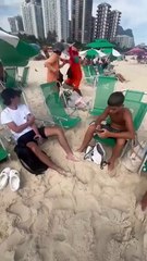 Vendedor ataca a otro por pleito de clientes