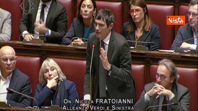 Fratoianni mostra in Aula immagine di una bimba torturata da Almastri: Nordio ha liberato criminale