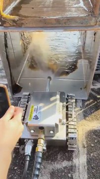 El llamativo utensilio de alta tecnología para limpiar el extractor de la cocina