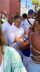 Fabrizzio Muller é tietado no Dia de Iemanjá