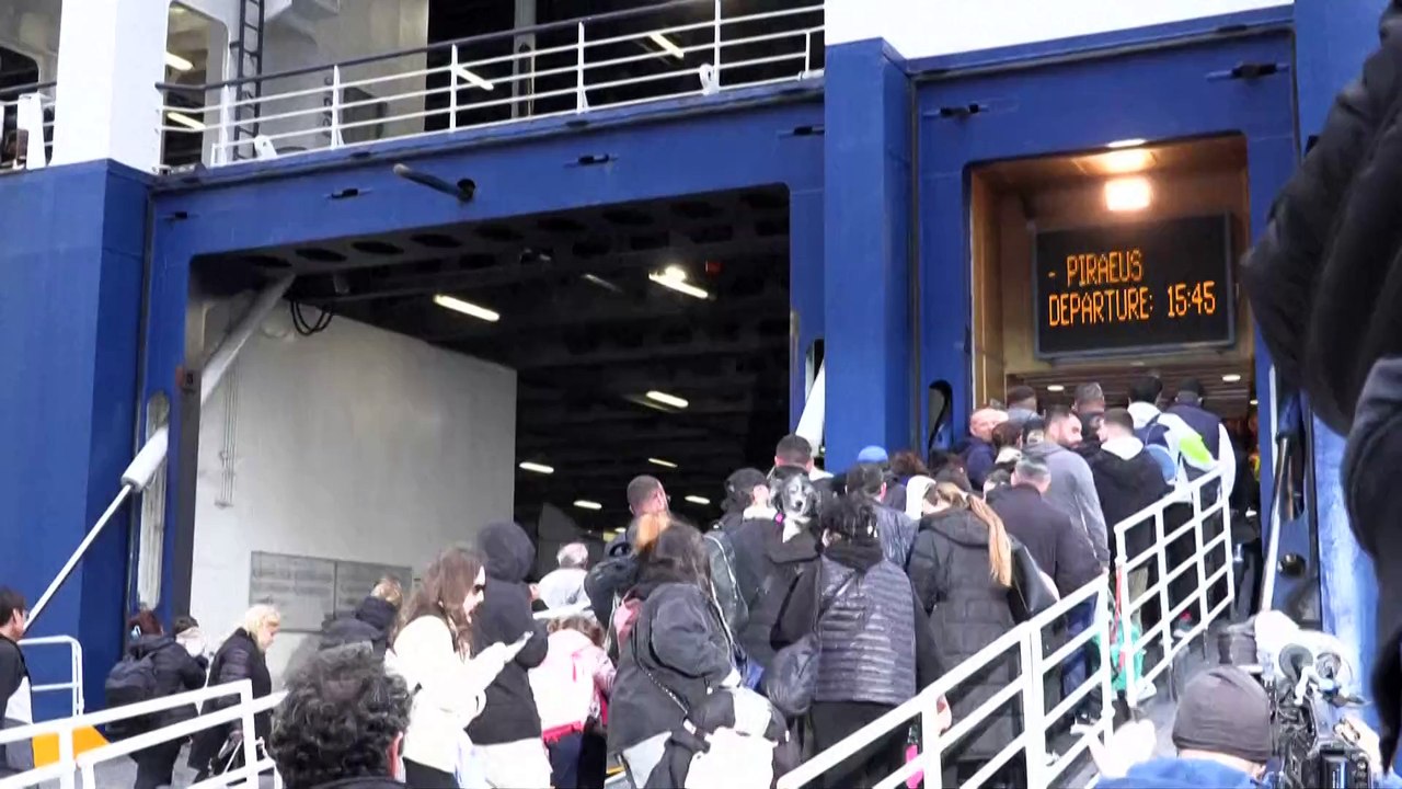 Milhares de pessoas deixam ilha de Santorini por atividade sísmica inédita