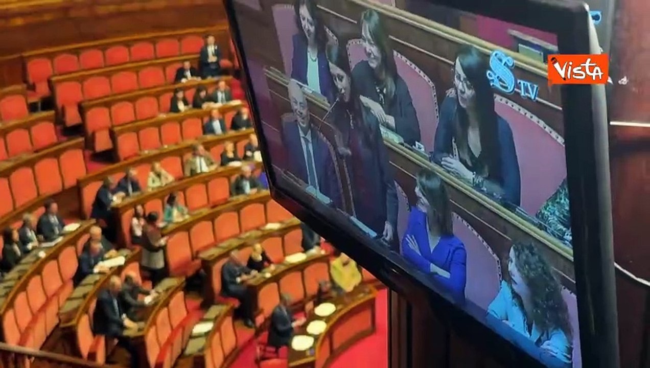 Renzi contro La Russa si infervora e gesticola mentre parla Maiorino: Avete interrotto opposizioni