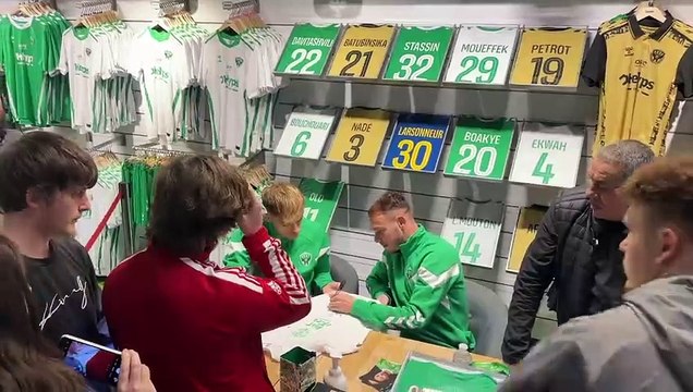 Séance de dédicaces pour nouvelles recrues de l'ASSE