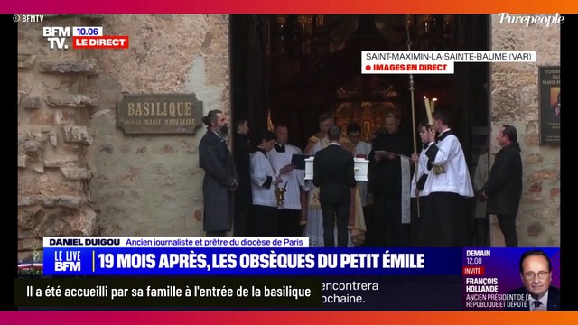 Le petit Emile accueilli et porté par sa famille à l'église, ses parents Marie et Colomban Soleil accompagnés d'autres proches