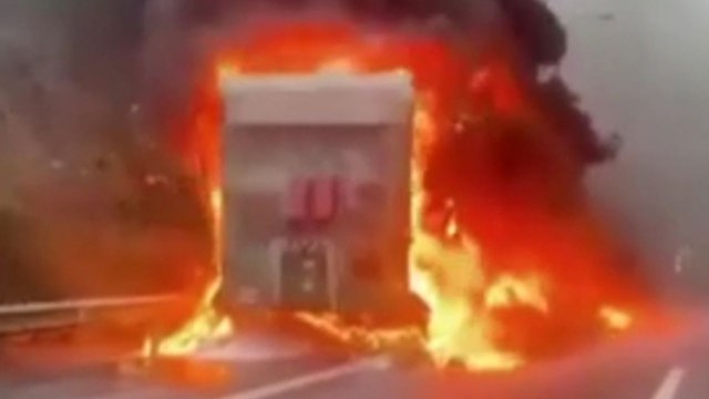 Yavuz Sultan Selim Köprüsü çıkışında TIR alev alev yandı