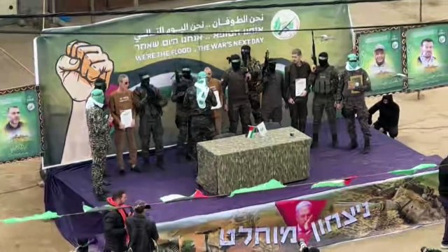 حماس تسلم ثلاثة رهائن إسرائيليين للصليب الأحمر في وسط قطاع غزة