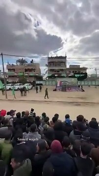 حضور جماهيري واسع في دير البلح لمشاهدة مراسم تسليم الأسرى للصليب الأحمر