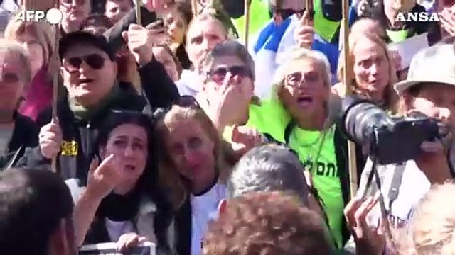 Liberati i tre ostaggi israeliani, esplode la gioia a Tel Aviv