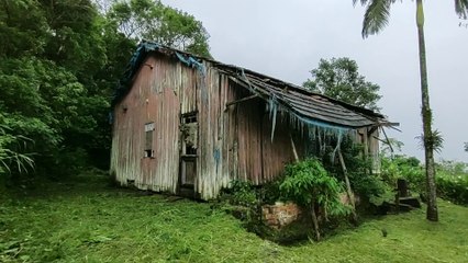 UMA CASA ABANDONADA ASSUSTADORA QUE PARECIA CABANA DE BRUXA - A SINISTRA NEBLINA CHEGOU DE REPENTE