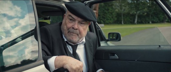 Un funeral de locos - Tráiler