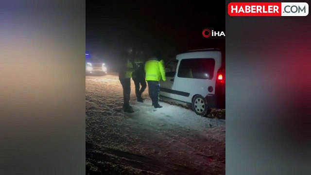 İnegöl-Domaniç Karayolu'nda Kar Yağışı ve Tipi Zor Anlar Yaşattı