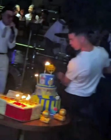 Momen Cristiano Ronaldo Saat Meniup Lilin Kue Ulang Tahun Dengan Caranya Sendiri