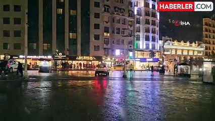 Taksim'de Kar Yağışı Turistleri Büyüledi