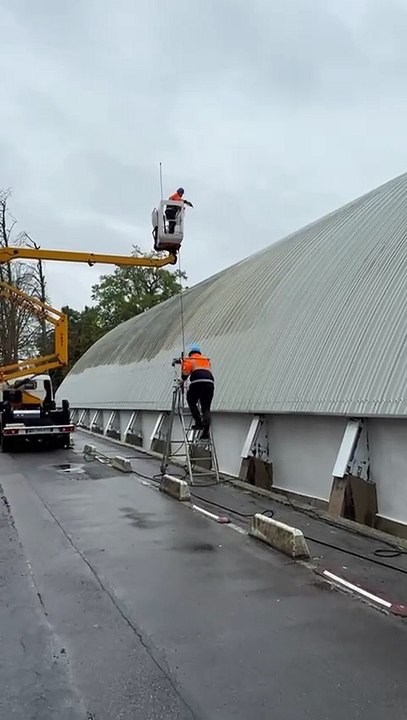 Nettoyage Façade et Toit arrondi d'une salle de sport à Saint-Ouen L'Aumône dans le Val d'Oise (95)