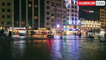 Taksim'de Kar Yağışı Turistleri Büyüledi
