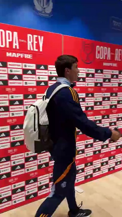 Gonzalo, directo a saludar a sus padres, tras marcar el gol que clasifica al Real Madrid