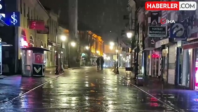 Bartın'da Gençler Kar Yağışını Çiftetelli ile Kutladı