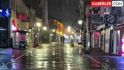 Bartın'da Gençler Kar Yağışını Çiftetelli ile Kutladı