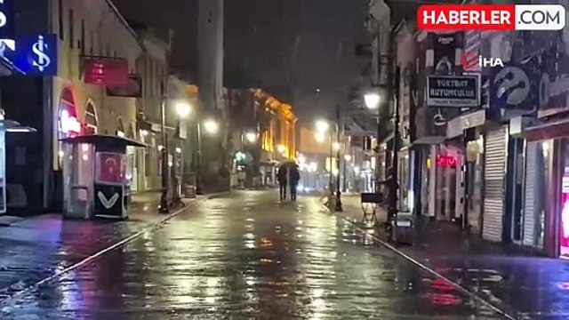 Bartın'da Gençler Kar Yağışını Çiftetelli ile Kutladı