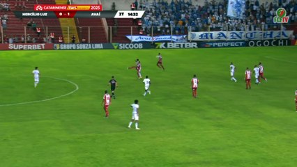 Volante do Hercílio Luz dá solada em jogador do Avaí e é expulso