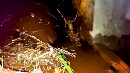 Estrutura de muro cede e água invade residências no Bairro Sanga Funda