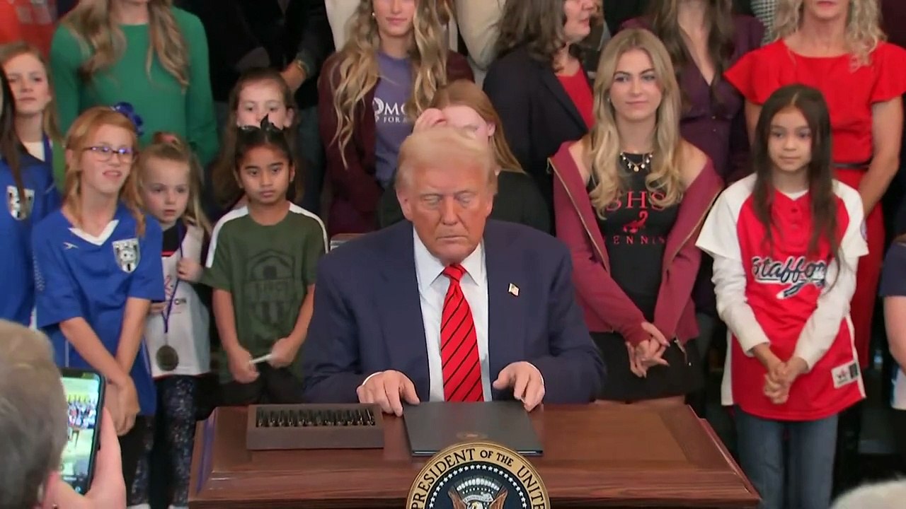Trump firma decreto que impide a atletas transgénero participar en deportes femeninos