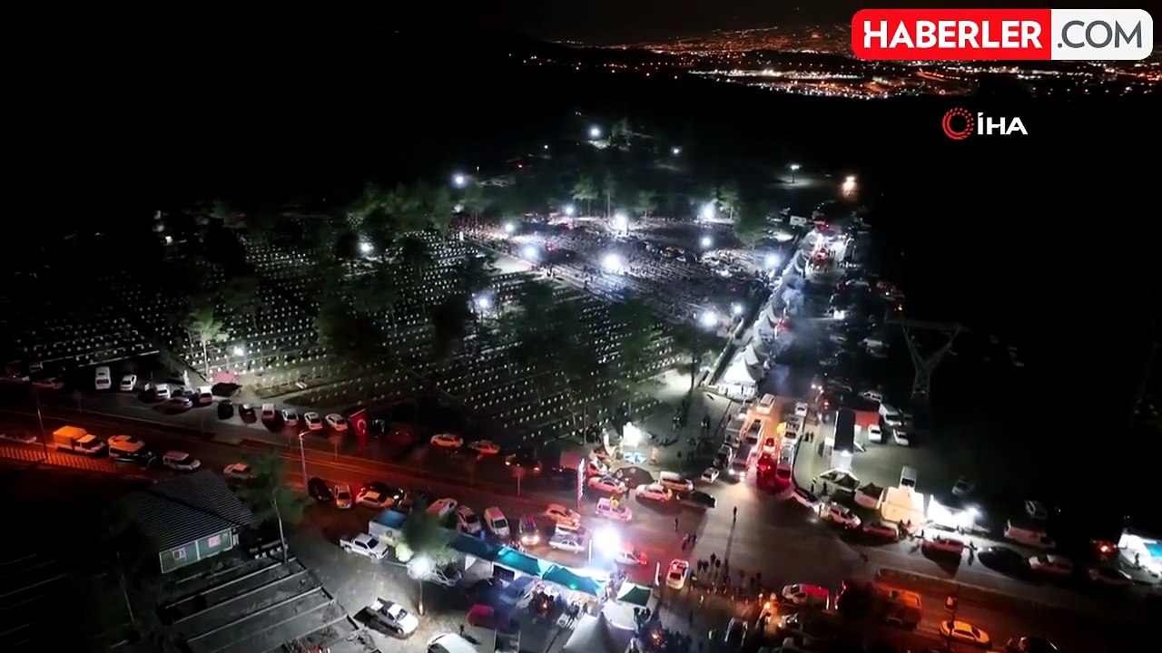 Kahramanmaraş'ta deprem şehitleri mezarlığına akın: Depremin şehitleri dualarla yad edildi